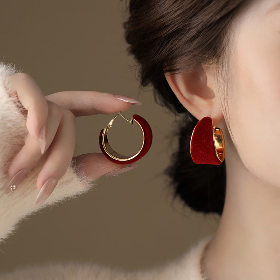 Orecchini a cerchio rotondi geometrici minimalistici da donna con perni in acciaio placcato e un fascino casual di lusso