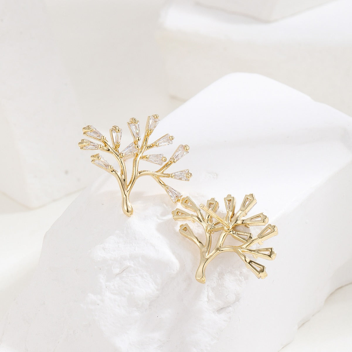 Aretes minimalistas de árbol de la vida en cobre chapado en oro con detalles florales de micro-pavé de circonitas