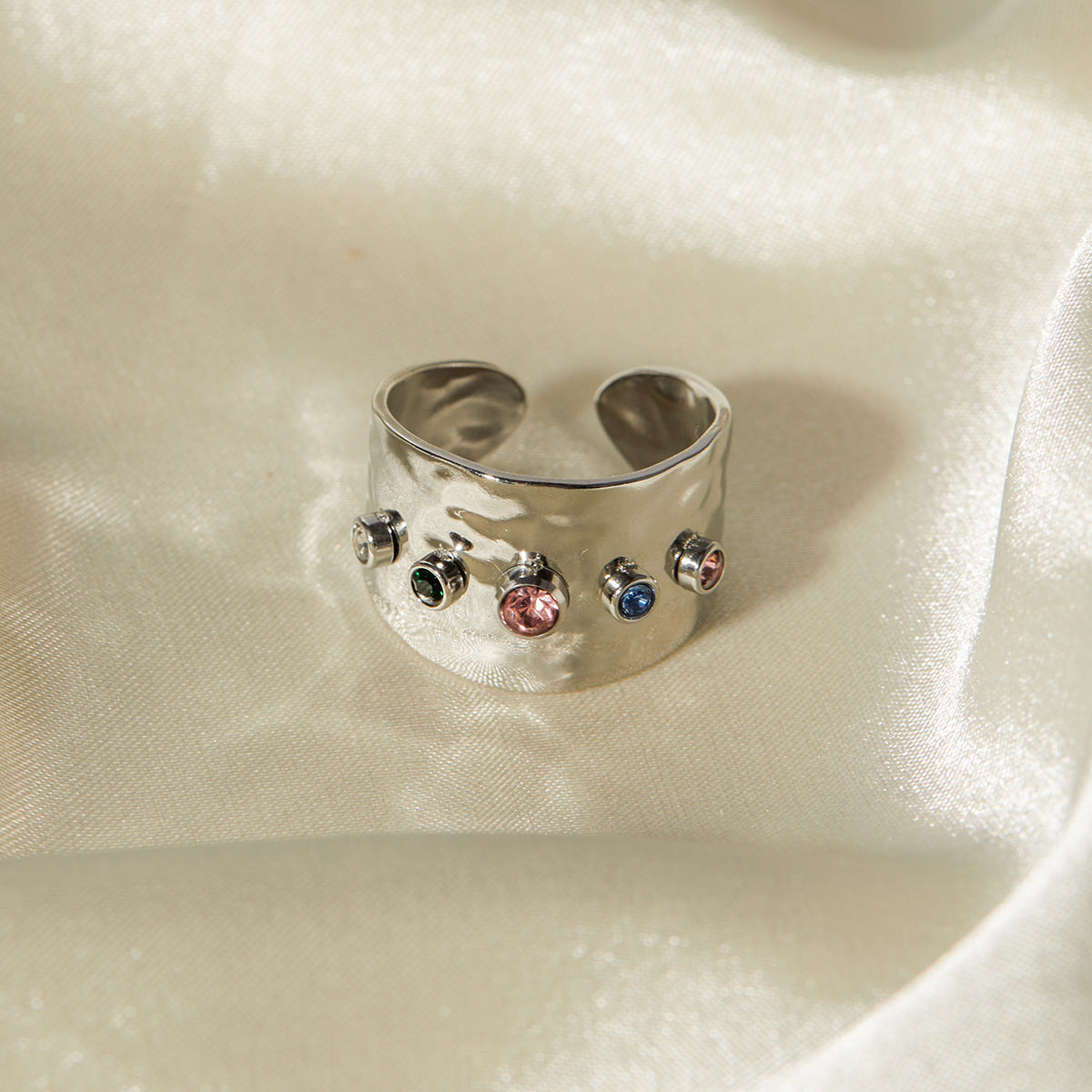 Anello Aperto Geometrico Minimalista da Donna in Acciaio Inossidabile con Intarsio in Zirconia Colorata e Finitura Placcata