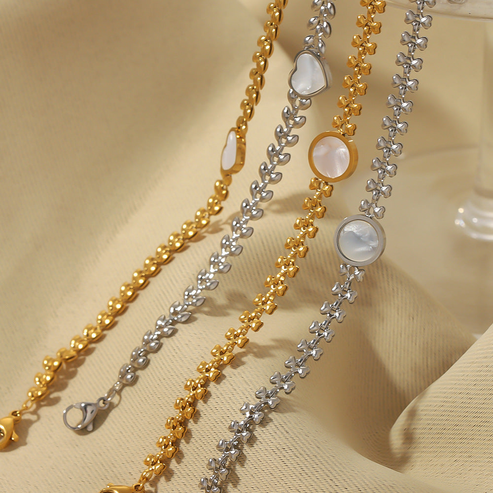 Bracciale Minimalista con Cuore in Madreperla Bianca, Catena in Acciaio Inossidabile e Placcatura in Oro 18K