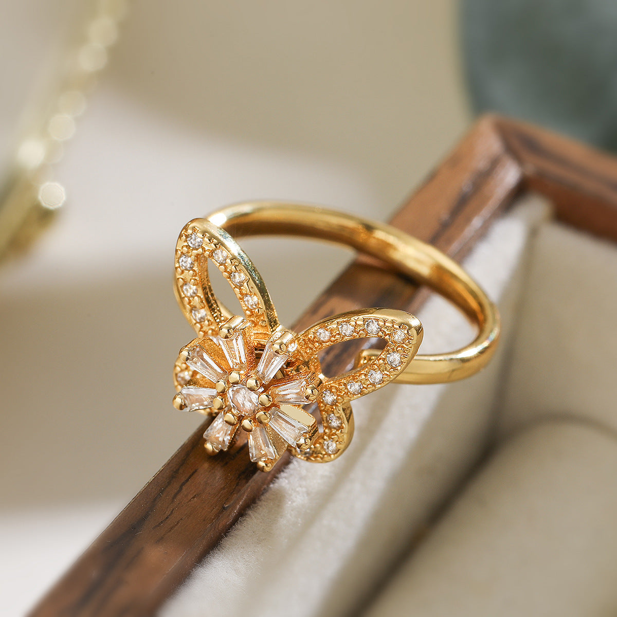 Anello in rame girevole a forma di farfalla floreale con placcatura in oro 18K e intarsio in zircone da donna, anello geometrico minimalista alla moda