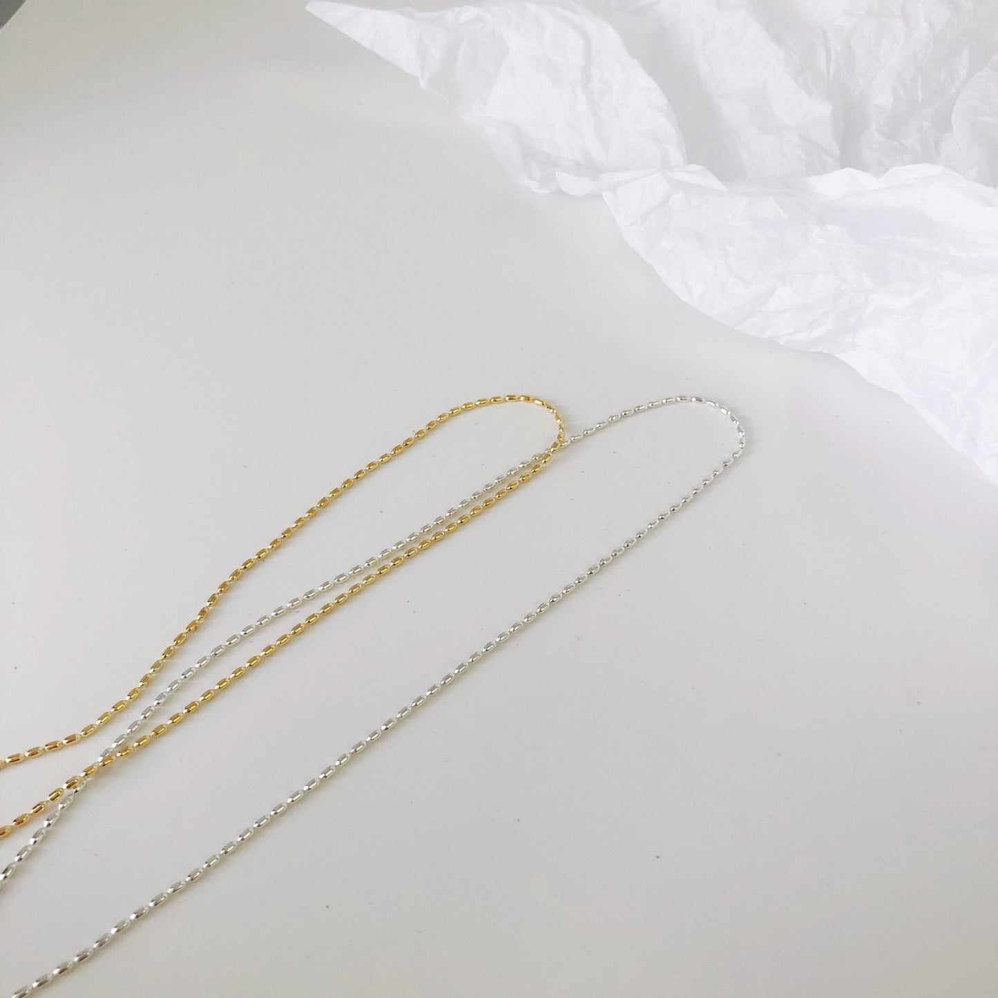 Elegante collana con ciondolo ovale a covone di grano in acciaio al titanio con placcatura in oro 18K per donna