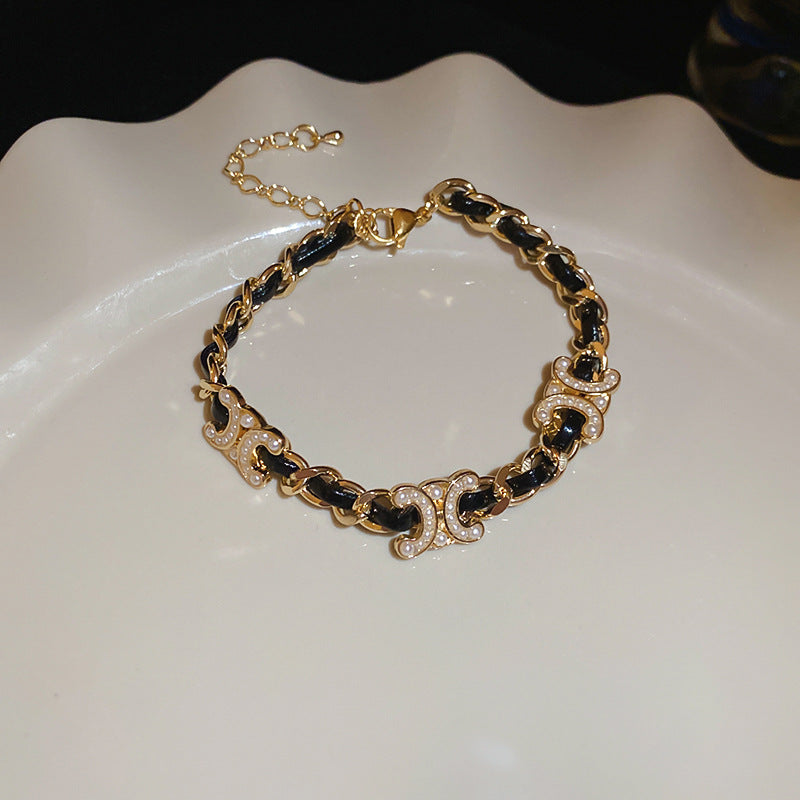 Set de collar con colgante de doble C de cuero trenzado para mujer con dije de aleación, cadena de medallón minimalista elegante, patrón floral, diseño circular geométrico, joyería de moda de lujo ligera