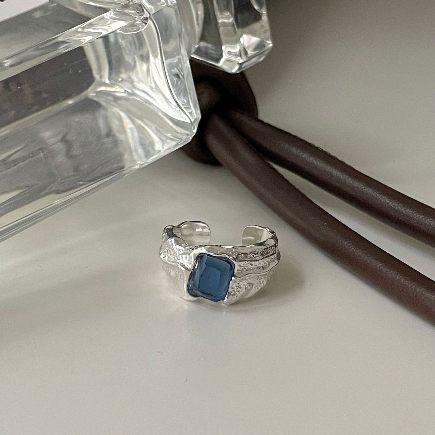 Anillo Minimalista de Plata de Ley 925 con Baño Geométrico y Textura de Zafiro Azul