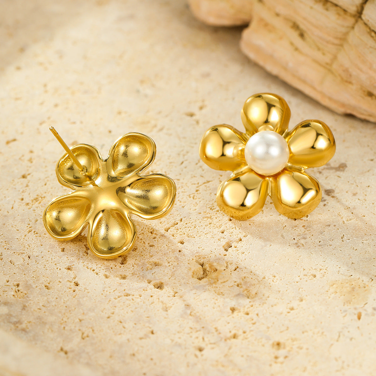 Pendientes de acero de titanio con incrustaciones de perlas florales vintage para mujer, con baño de oro de 18K y acabado pulido