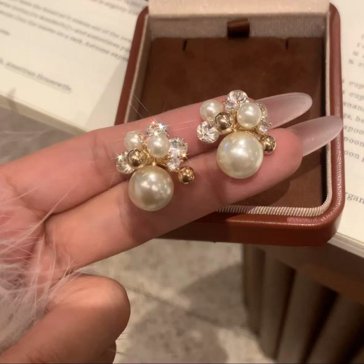 Orecchini da donna vintage eleganti a forma di stella geometrica con perle simulate e zirconi, perni in acciaio placcato