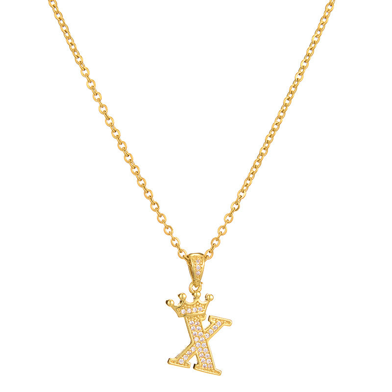 Collana da donna in acciaio inossidabile a forma di corona, minimalista, con zirconi cubici micro-pavé e charm a lettera