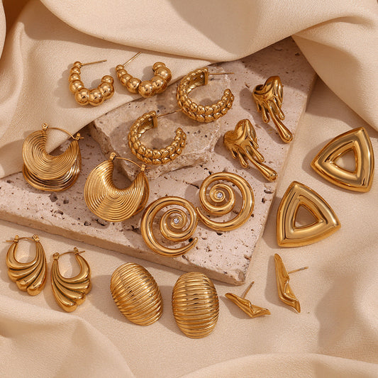 Pendientes de acero inoxidable huecos en forma de corazón estilo vintage con baño de oro de 18 quilates para mujer