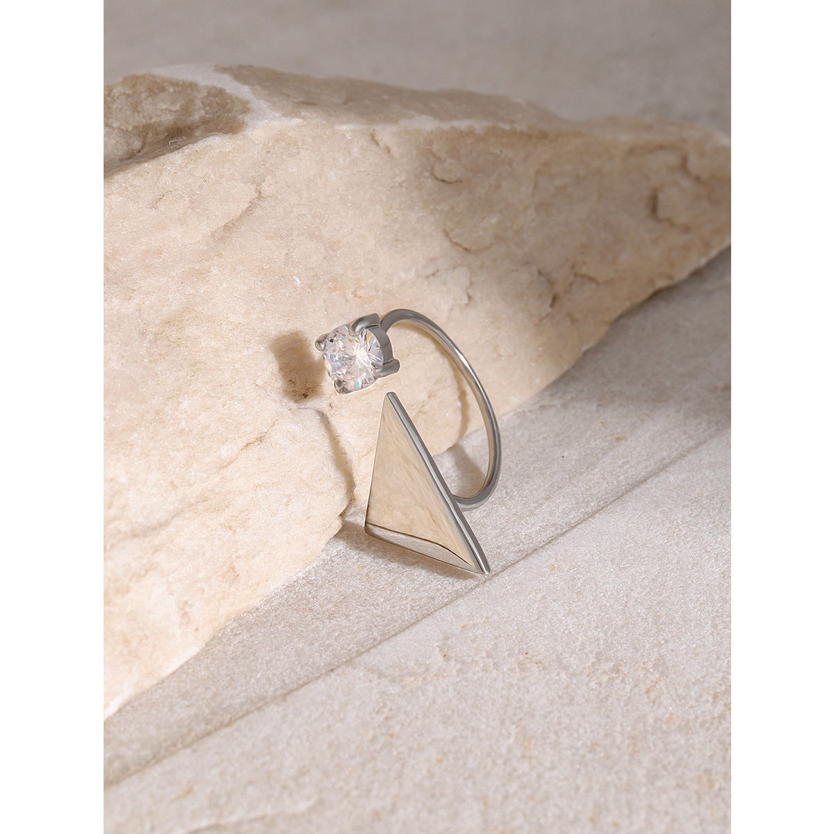 Anello Aperto a Triangolo Geometrico Minimalista in Acciaio Inossidabile Placcato Oro 18K con Zircone Rotondo