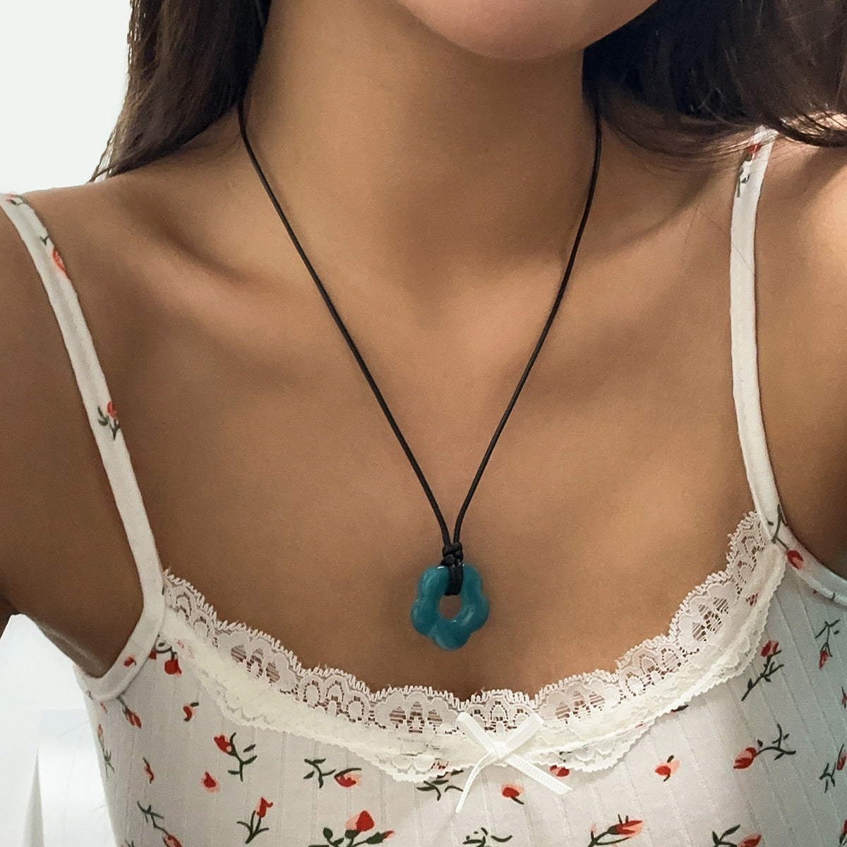 Collana con Pendente Floreale Rustico da Donna con Design Acrilico Intagliato su Cordino di Cotone Cerato