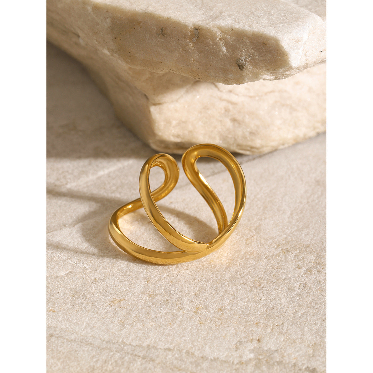 Anillo minimalista para mujer con diseño de lazo, de acero de titanio con chapado en oro de 18K