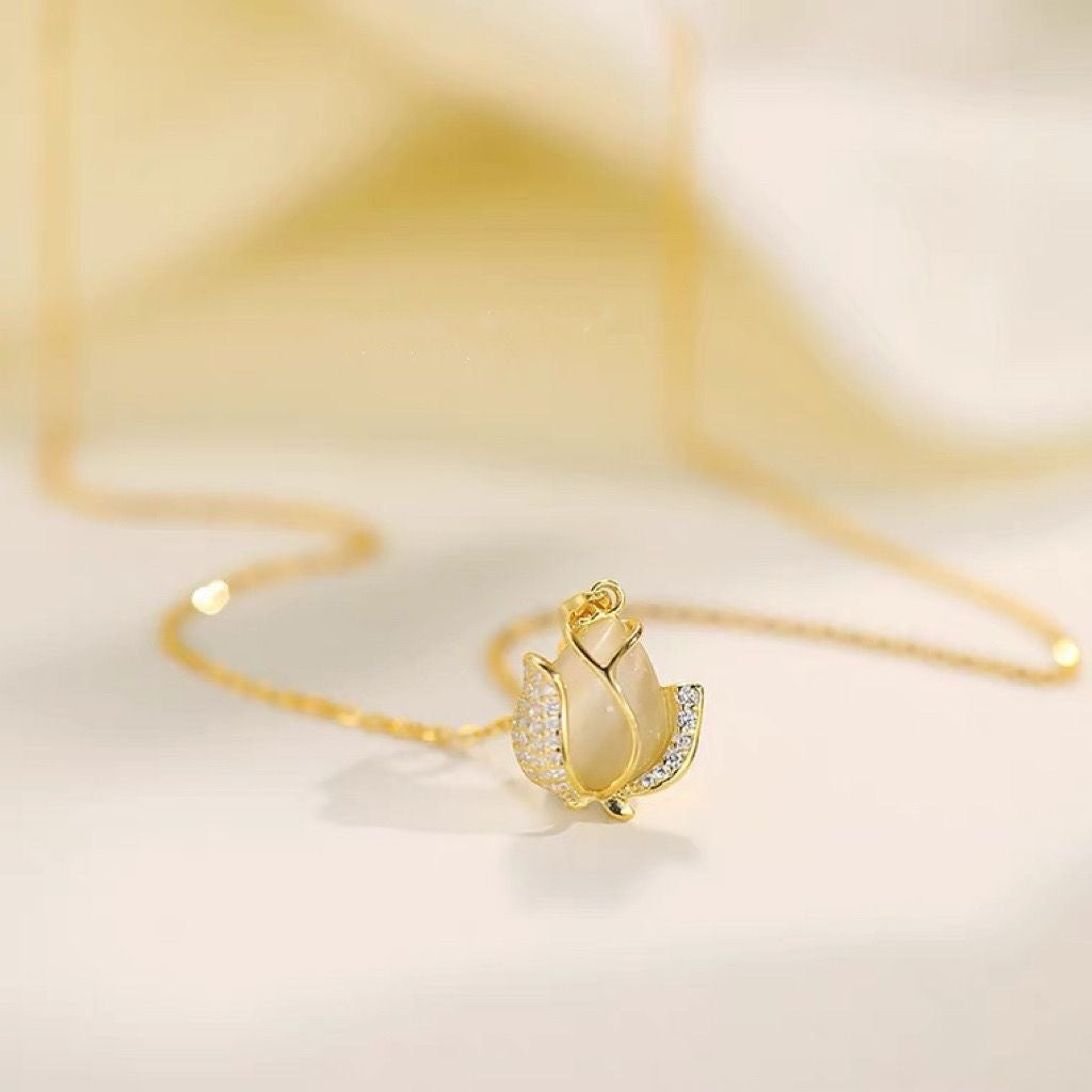 Elegant Cat's Eye Tulip Bud Pendant Necklace for Women Titanium Steel Plated Clavicle Chain with Floral Design