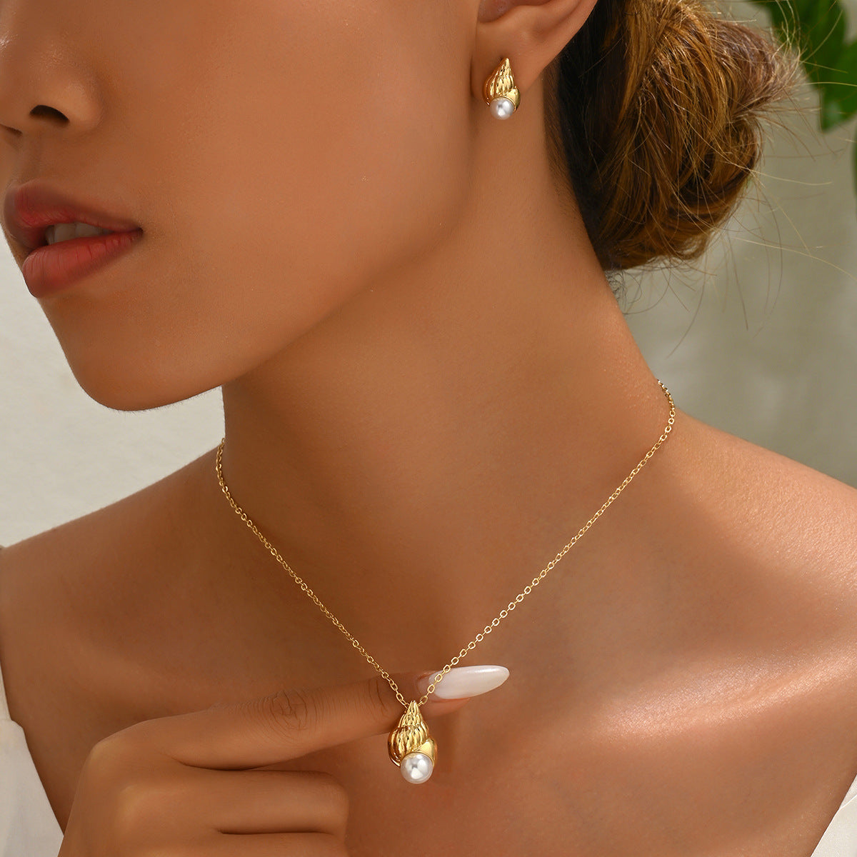 Conjunto de Collar y Pendientes de Mujer Inspirado en el Océano con Colgante de Concha Marina, Incrustaciones de Perlas, Material de Aleación, Estilo Casual de Moda