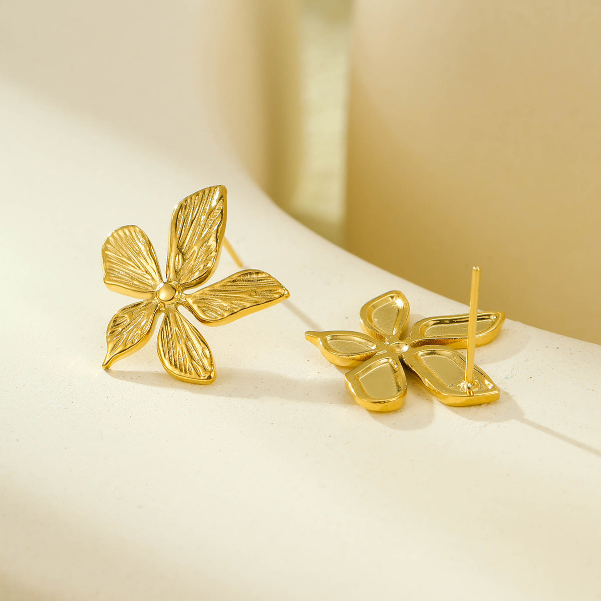 Orecchini da donna minimalisti tridimensionali a forma di fiore in acciaio inossidabile con placcatura in oro 18 carati, anallergici e resistenti allo sbiadimento