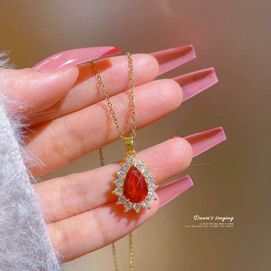 Collar de Lujo de Acero de Titanio con Micro Pavé Inspirado en Rubíes para Mujer con Colgante Geométrico y Diseño de Cadena O