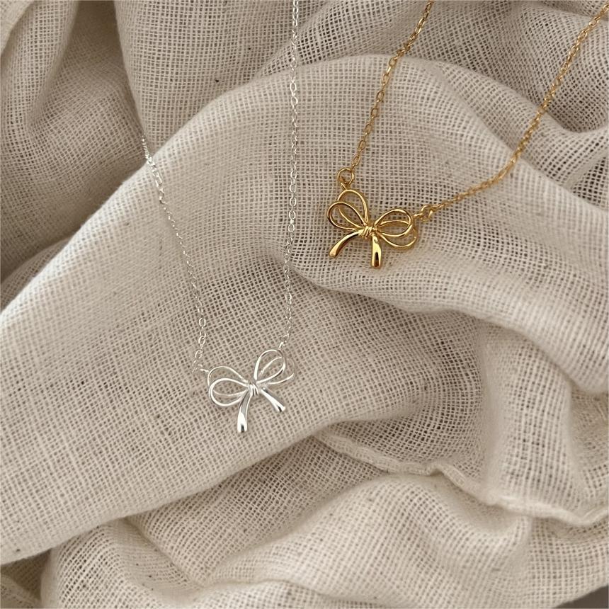 Collana Minimalista con Nodo a Fiocco in Argento Sterling 925 con Design Geometrico e Placcatura in Rodio da Donna