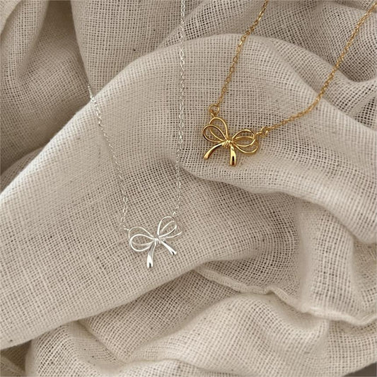 Collar minimalista con lazo en plata de ley 925 con diseño geométrico y baño de rodio para mujer