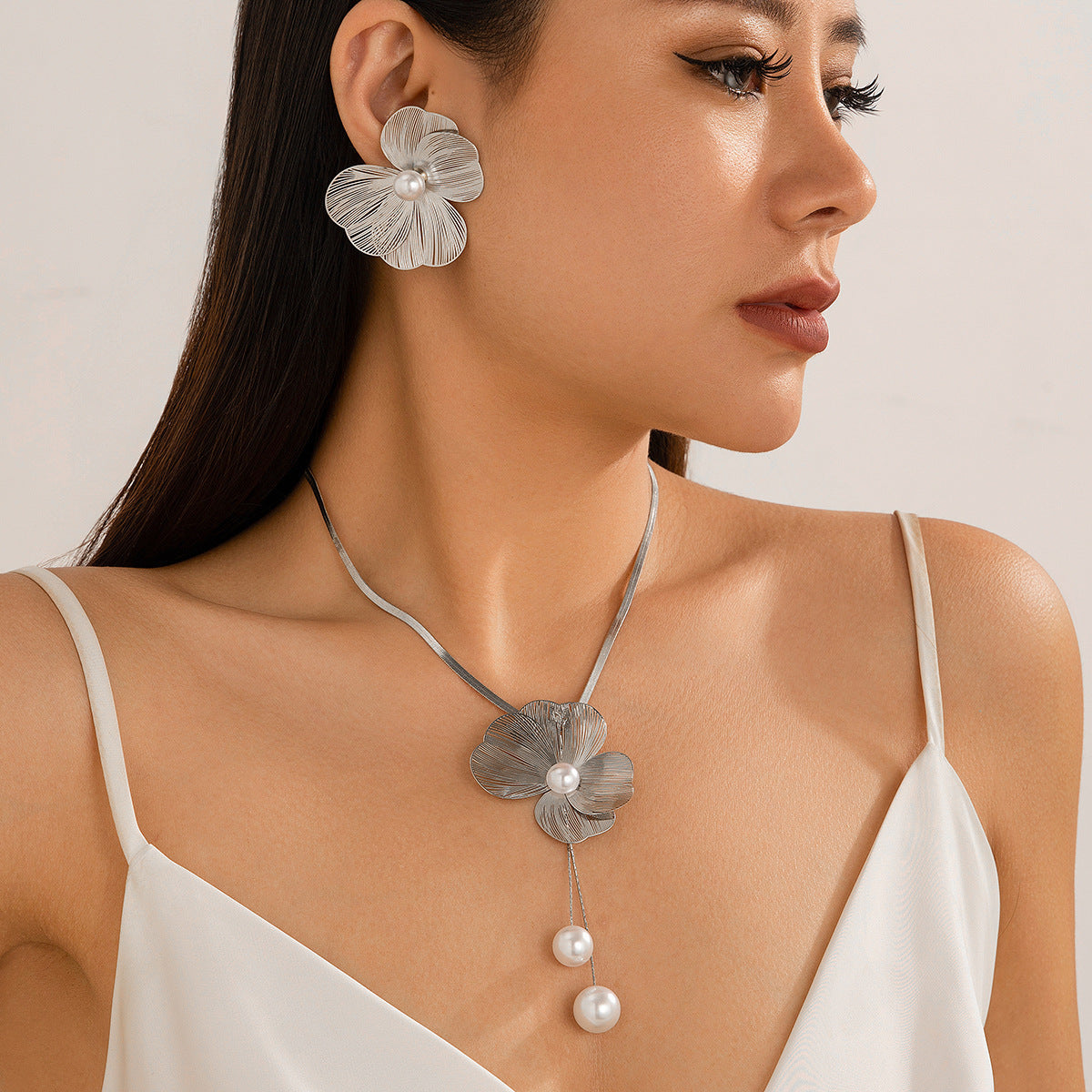 Collana Pendente Foglia di Ginkgo e Floreale Dolce e Audace con Dettagli di Perle Imitazione, Catena Serpente Stratificata, Lega Elettroplaccata, Dettaglio Nappa