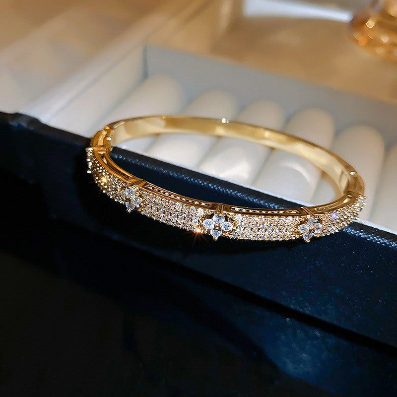 Pulsera tipo brazalete de aleación de cobre bañada en oro de lujo con incrustaciones de diamantes de imitación para mujer
