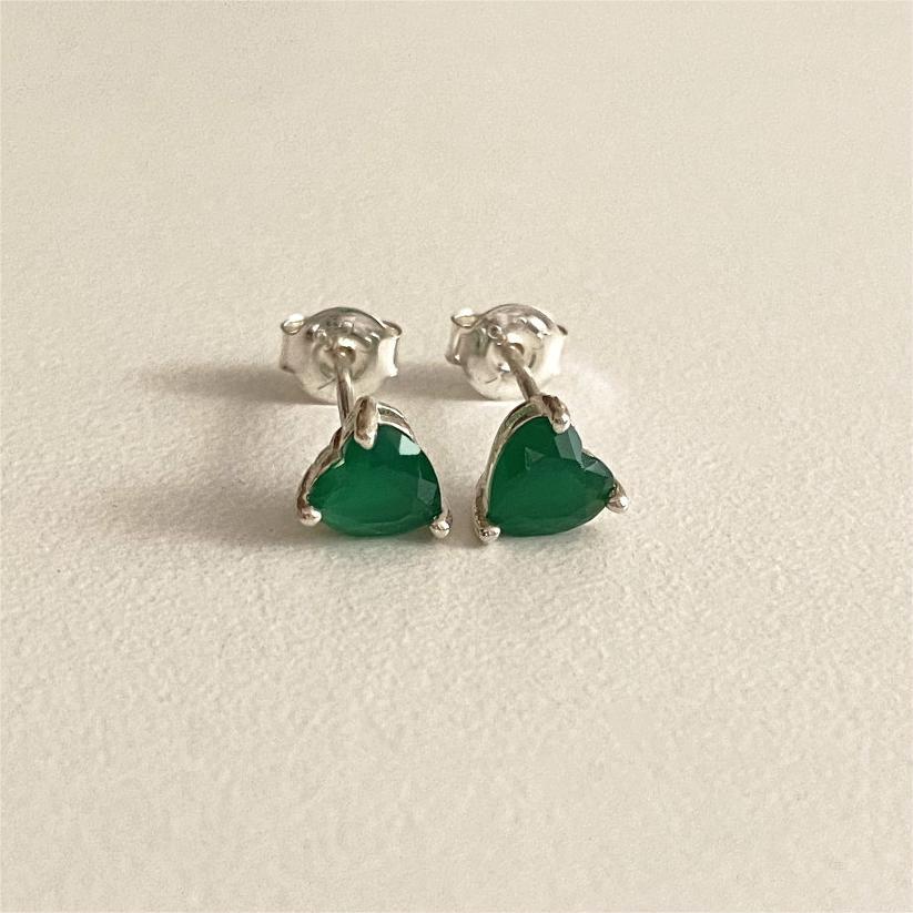 Pendientes Minimalistas de Plata de Ley 925 con Forma de Corazón, Incrustación de Circonia Verde y Acabado Bañado