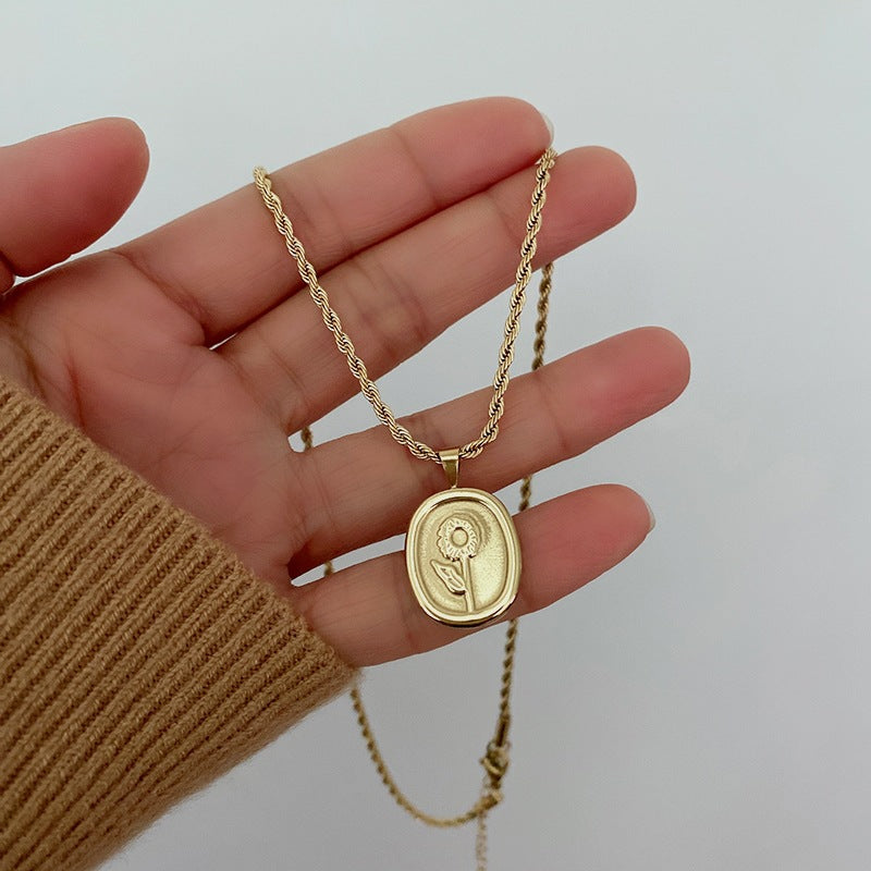 Collana Pendente Girasole Vintage da Donna in Acciaio al Titanio con Placcatura in Oro 18K, Catena Attorcigliata, Design Floreale, Pezzo Lusso Leggero da Stratificare