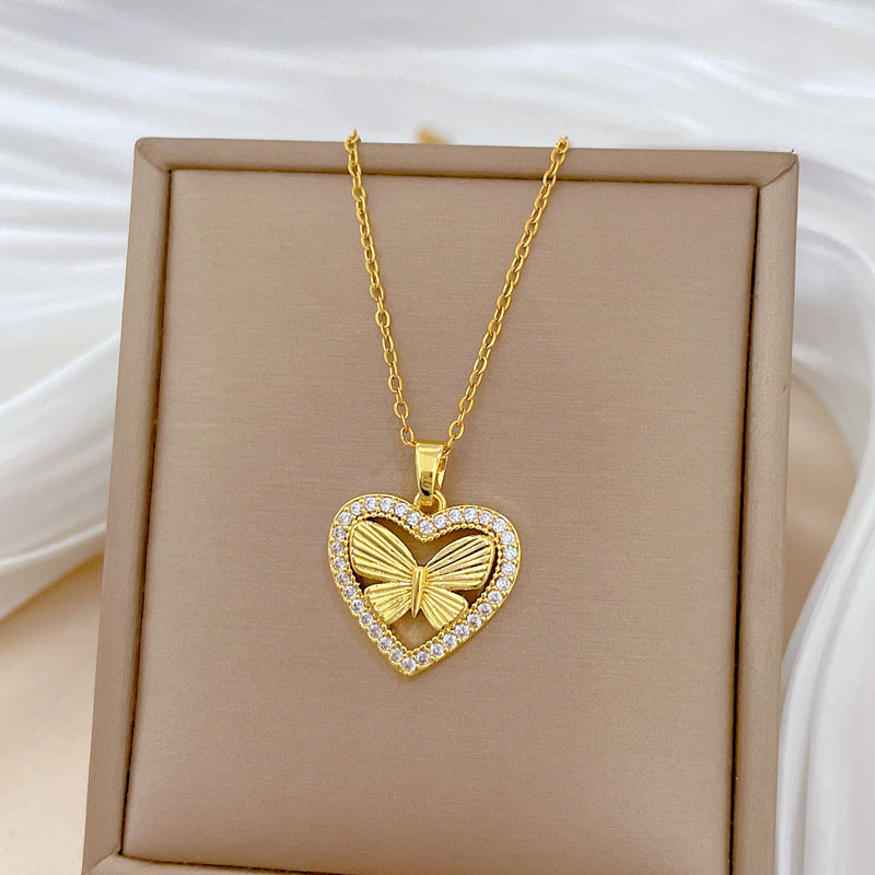 Collana con ciondolo a farfalla minimalista con cuore intagliato in acciaio al titanio, catena sottile per donna