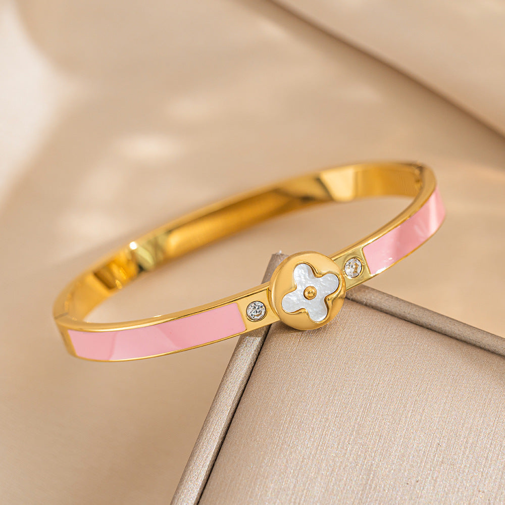 Bracciale Minimalista di Lusso in Acciaio al Titanio con Ciondolo a Quadrifoglio in Madreperla e Finitura Elettroplaccata
