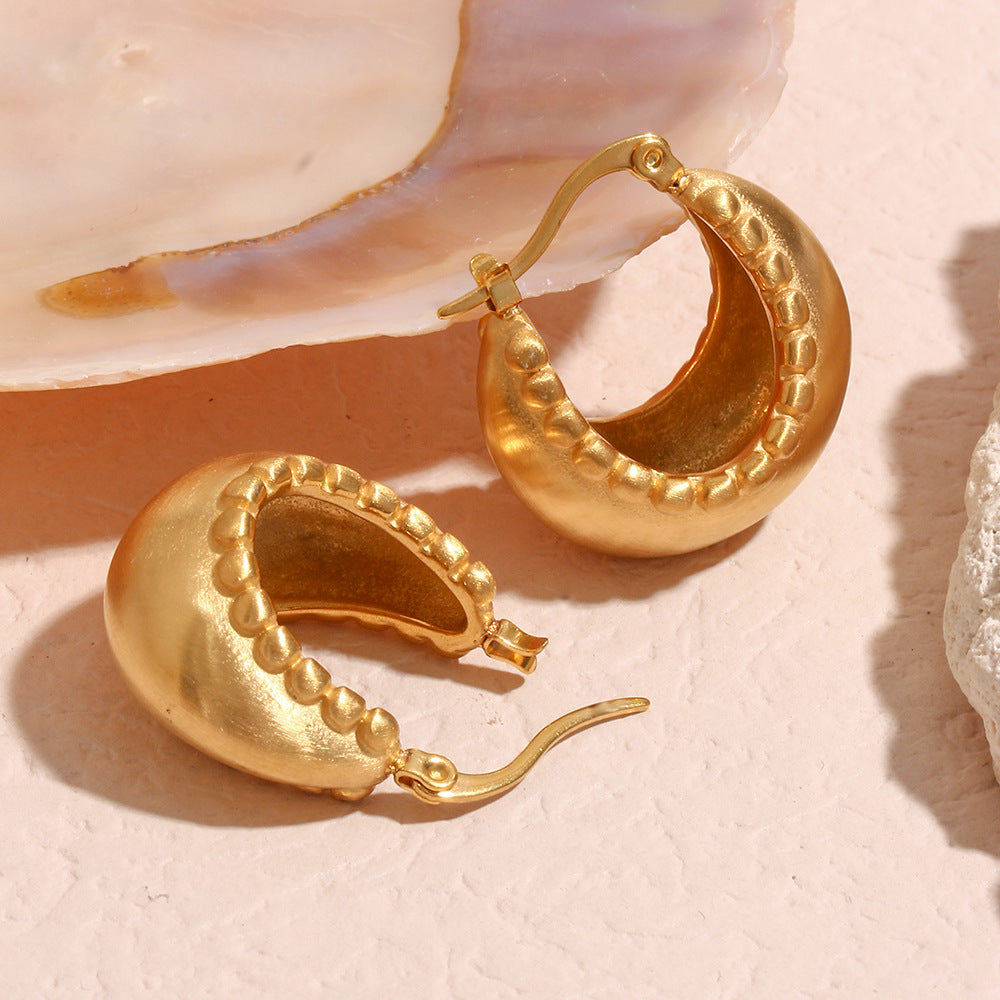 Orecchini da donna geometrici minimalisti in acciaio al titanio con placcatura in oro 18 carati e design a cestino con sfera testurizzata