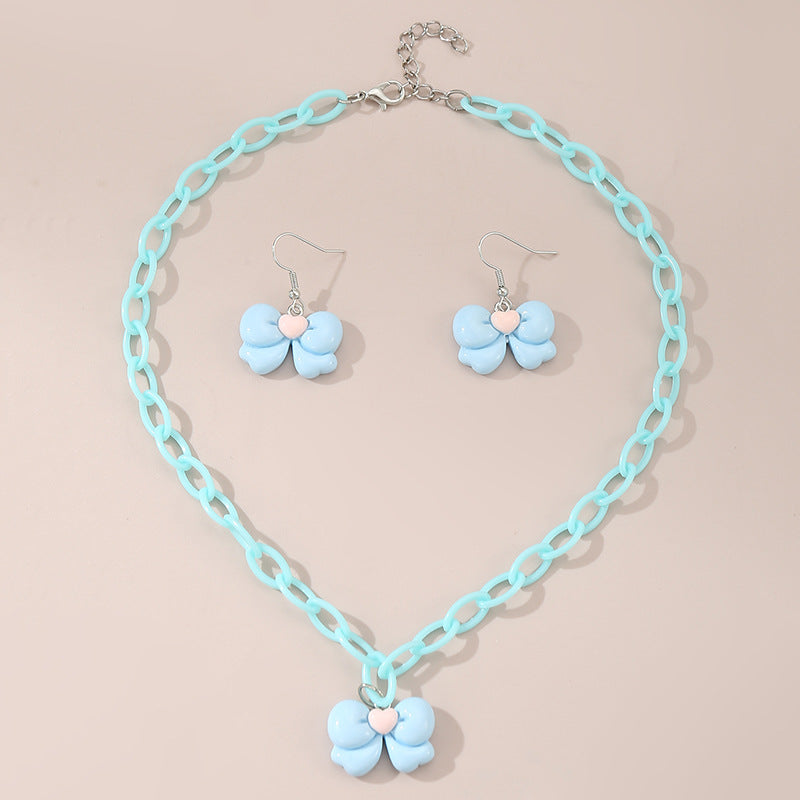 Collar con colgante de lazo acrílico minimalista color caramelo para niños con acabado esmaltado y cadena de cuentas