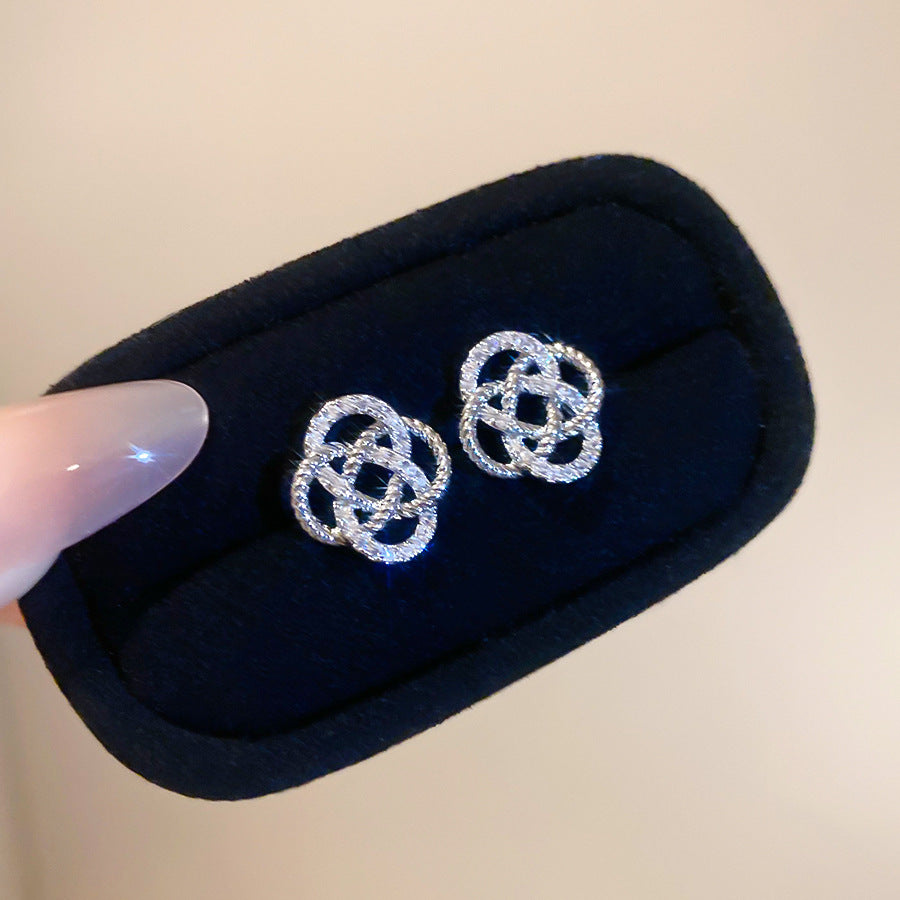 Orecchini a perno con fiori minimalisti con intarsio in zirconi su perni in acciaio inossidabile per donna, orecchini eleganti leggeri a cerchio con design a fiore vuoto
