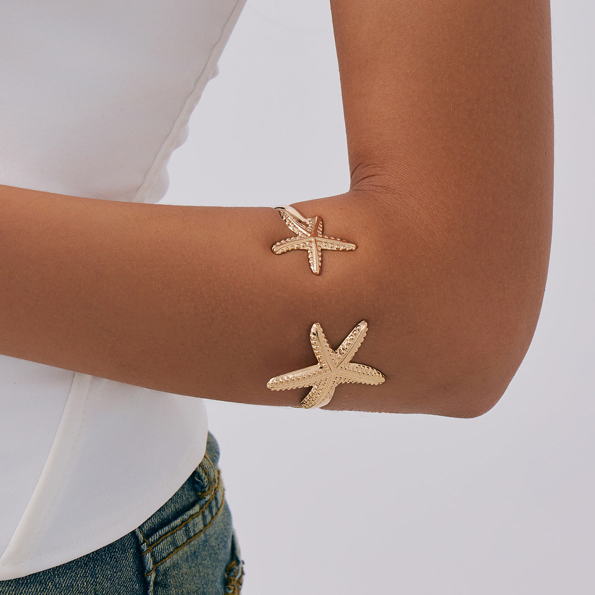 Pulsera de metal con forma de estrella de mar y concha de estilo vacacional con acabado chapado para mujer