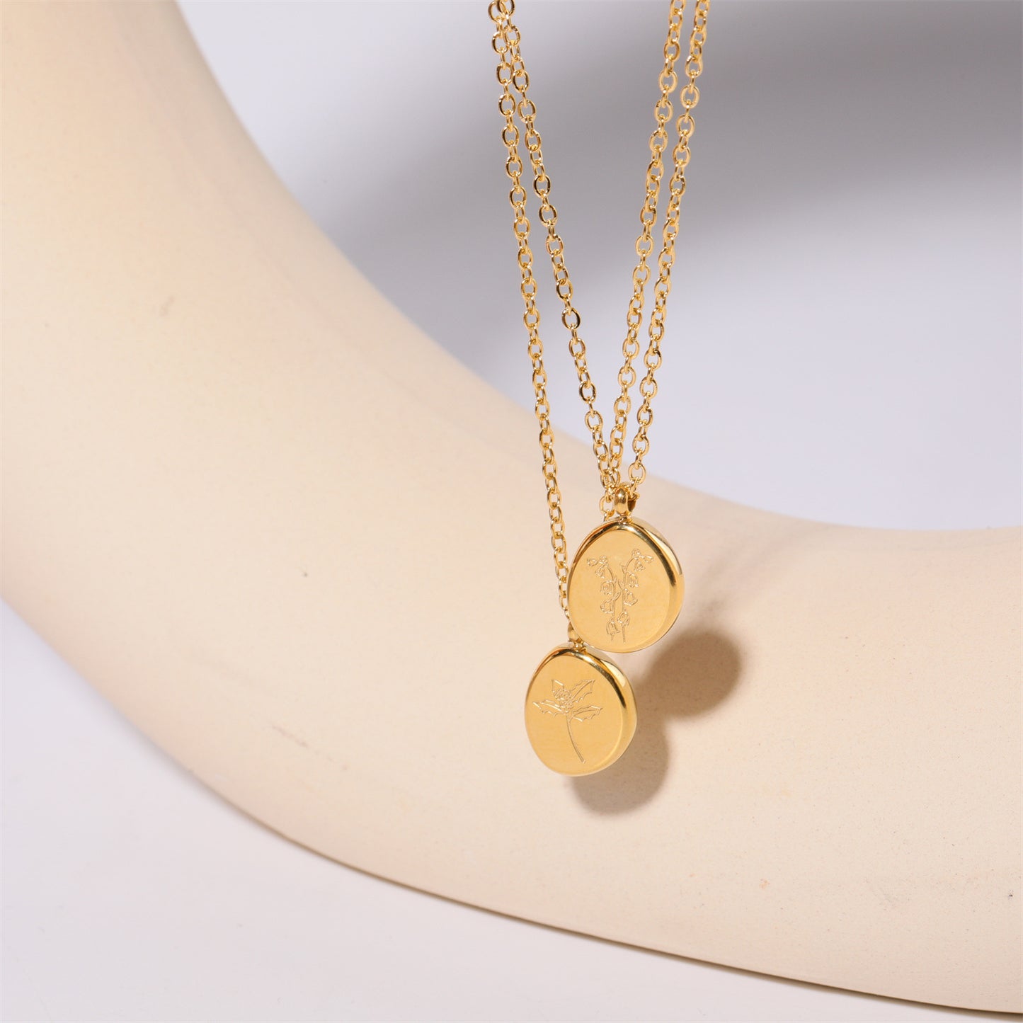Geometric Oval Pendant Necklace in Titanium Steel with 18K Gold Plating for Women and Men