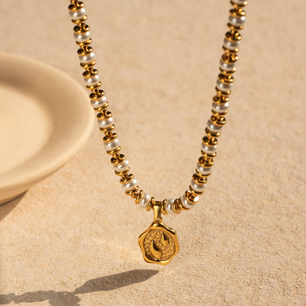 Collana con ciondolo geometrico di tendenza con intarsio di perle, placcata oro 18 carati, con catena a serpente in acciaio inossidabile per donna