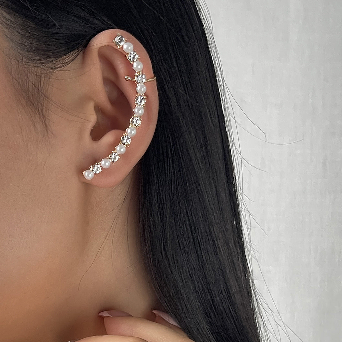 Orecchini a clip minimalisti a forma di margherita in lega con intarsi di strass e perle simulate da donna
