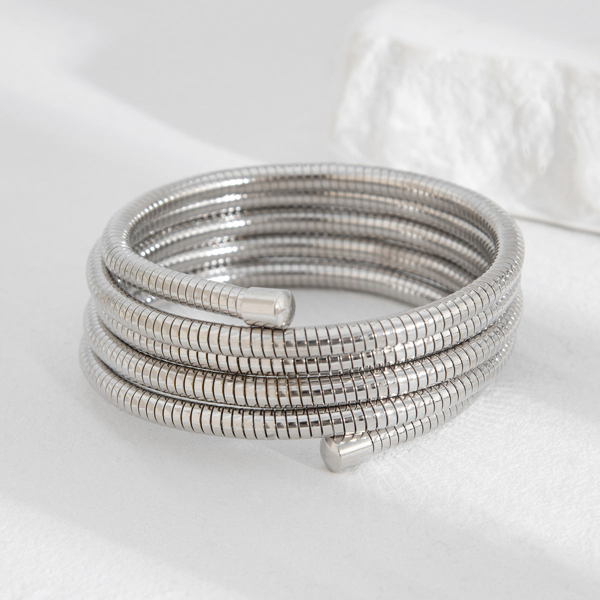 Brazalete de metal geométrico estilo punk con detalle de perla grande para mujer