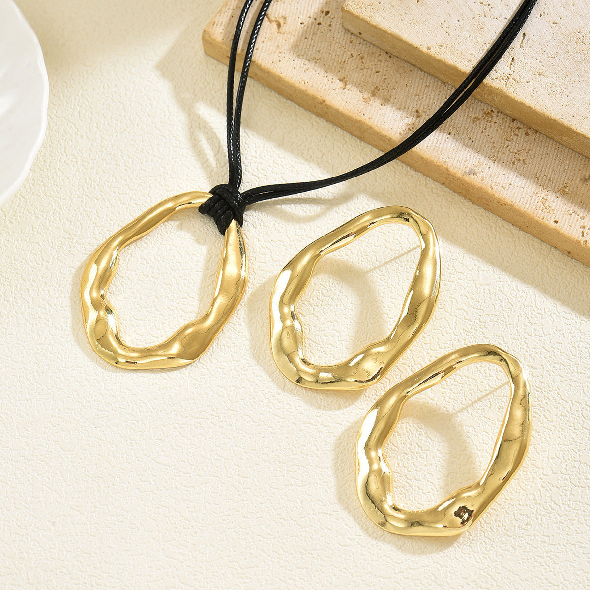 Set Collana con Pendente Circolare a Doppio Strato Piegato Geometrico Minimalista da Donna con Orecchini Coordinati in Lega di Zinco con Finitura Placcata