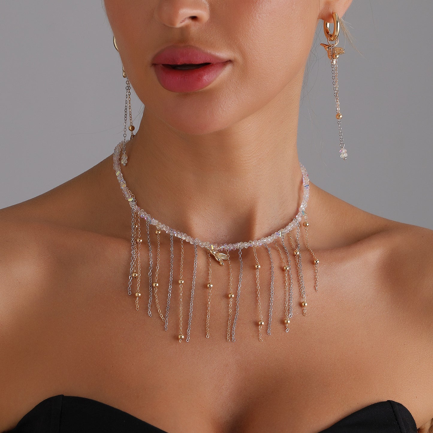 Collar con colgante de aleación con forma de pájaro de estilo minimalista con detalles en oro y cristal para mujer