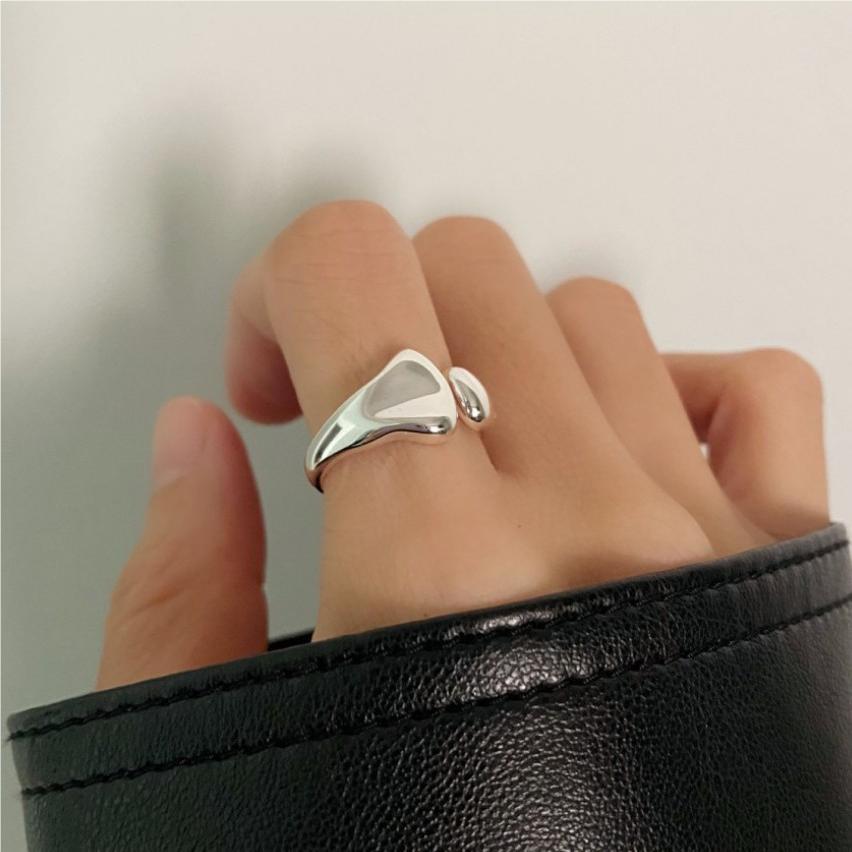 Anillo minimalista geométrico de plata para mujer con detalles florales, plata de ley 925, acabado galvanizado