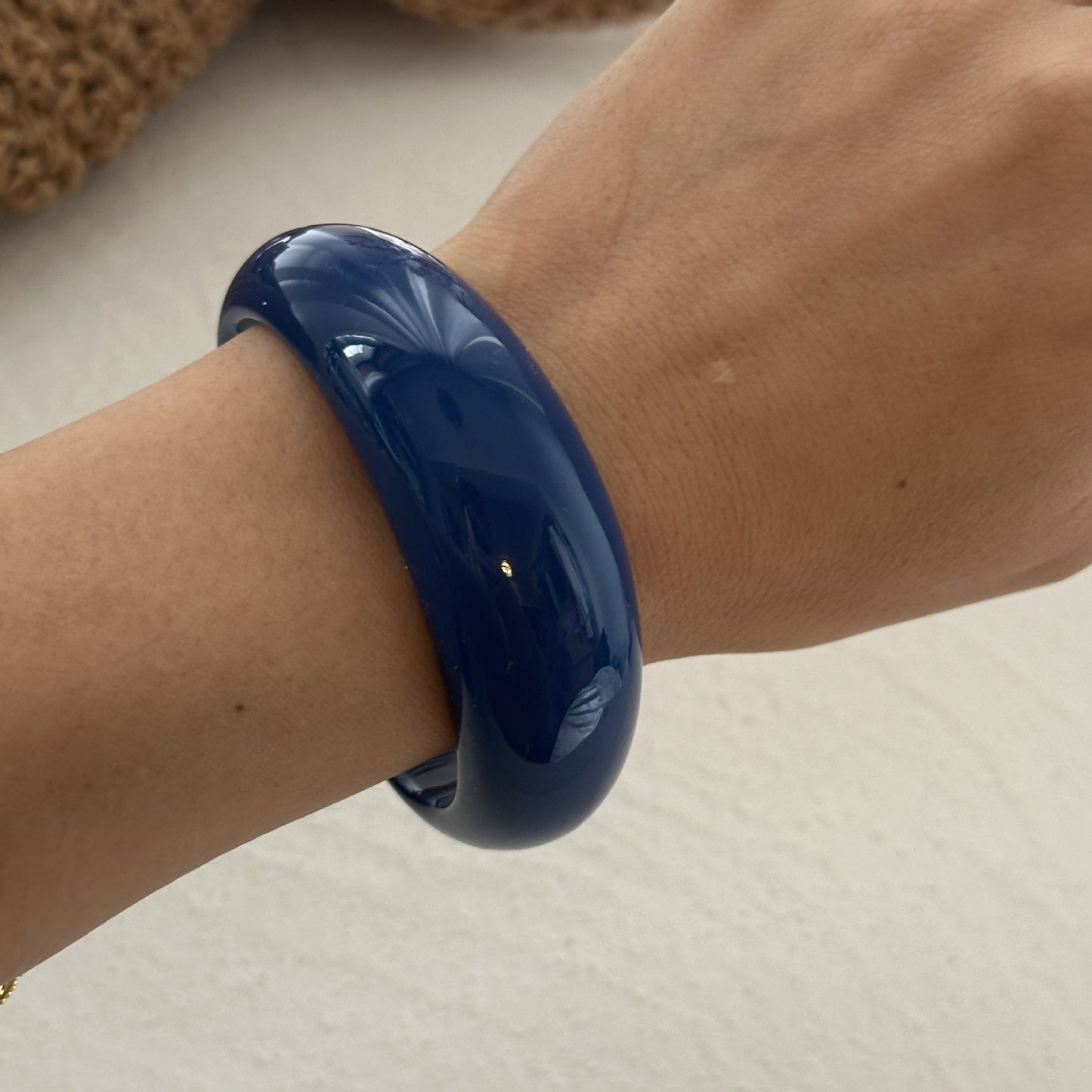 Minimalist Round Resin Plated Cuff Bracelet with Floral Pattern