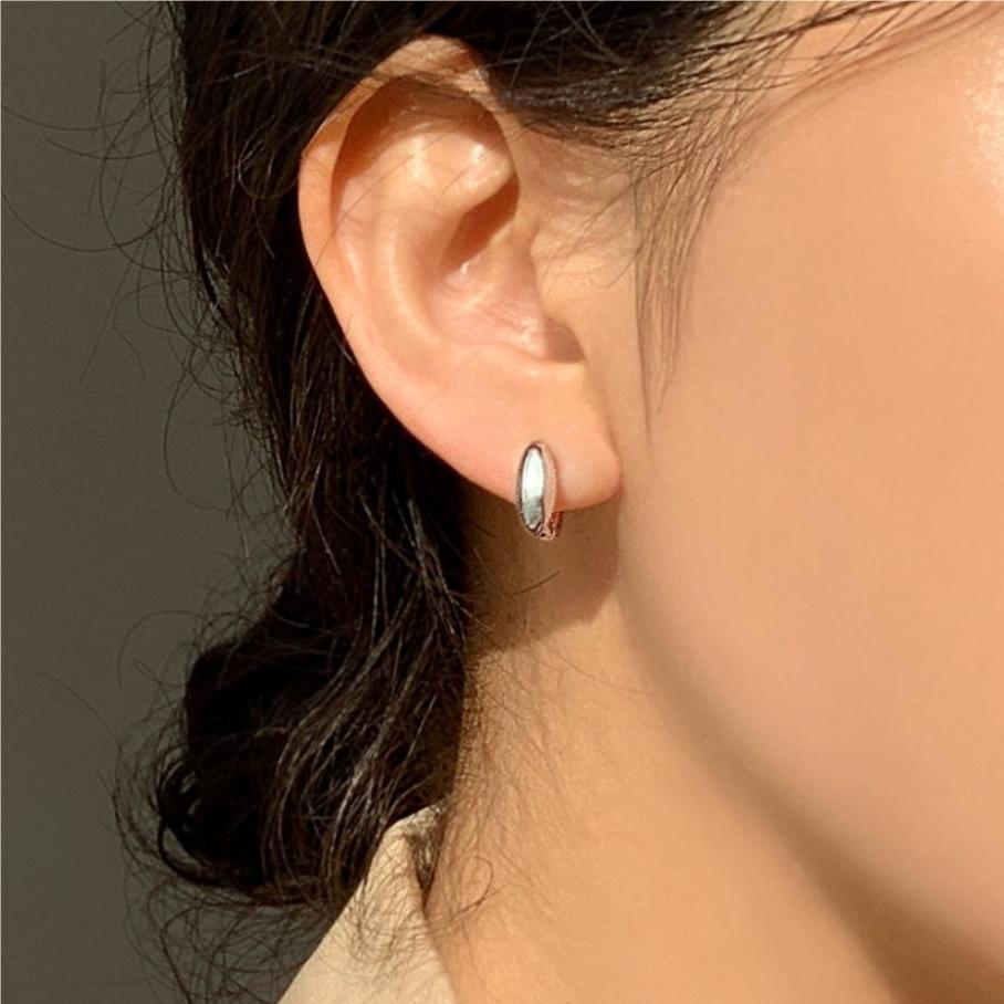 Orecchini Minimalisti a Forma di Foglia d'Ulivo in Argento Sterling 925 con Intarsio di Strass