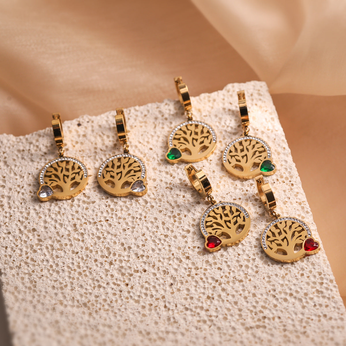 Orecchini minimalisti geometrici in acciaio al titanio placcati oro 18 carati con albero della vita in zircone per donna