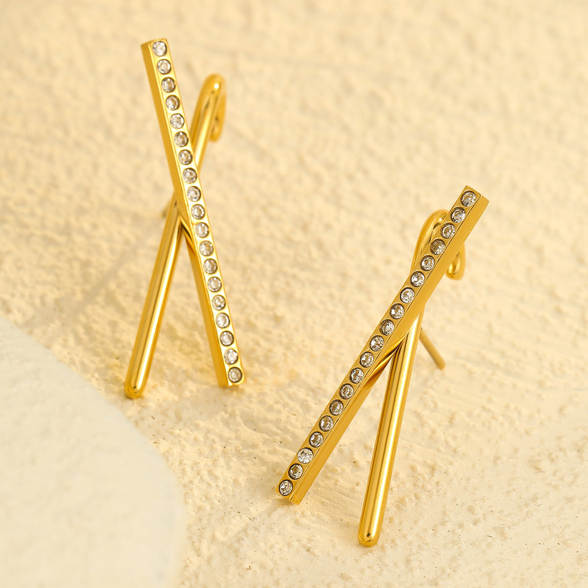 Orecchini da donna stile vintage in acciaio inossidabile con linea incrociata, intarsio in zircone e placcatura in oro 18 carati