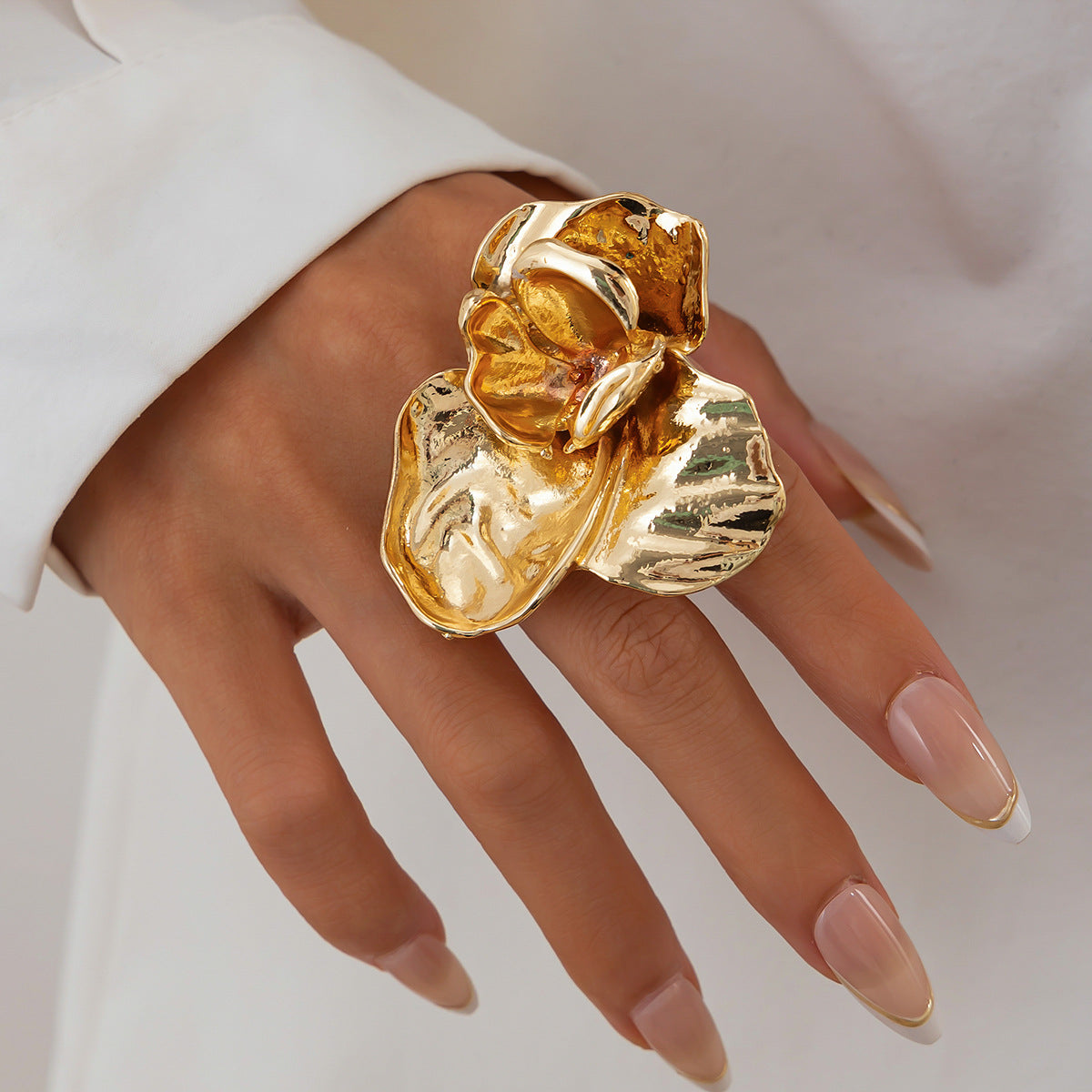 Anillo minimalista asimétrico con forma de hoja de aleación con superficie texturizada y diseño de banda abierta para mujer