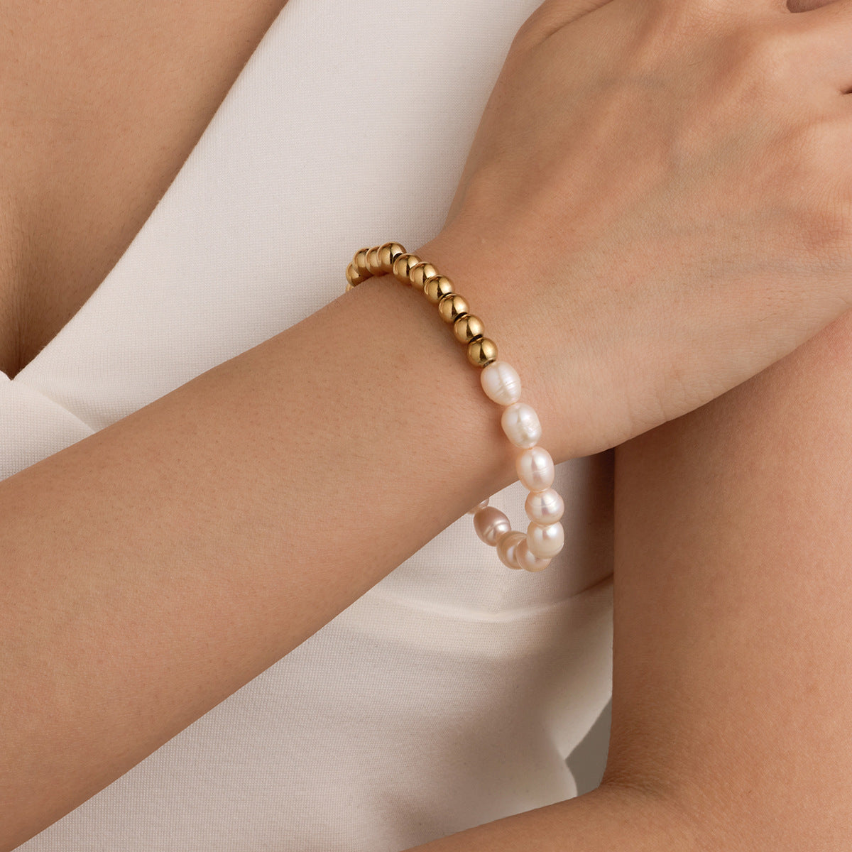 Fashionable Geometric Stainless Steel Bracelet with 18K Gold Plating and Natural Freshwater Pearls for Women