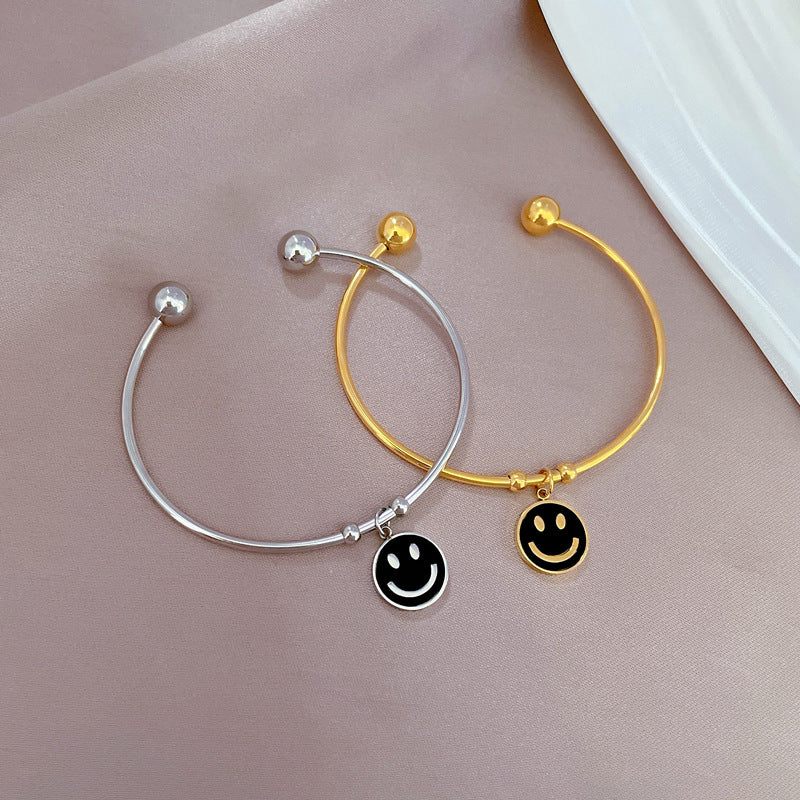 Bracciale Minimalista in Acciaio al Titanio con Faccina Sorridente in Madreperla e Finitura Placcata
