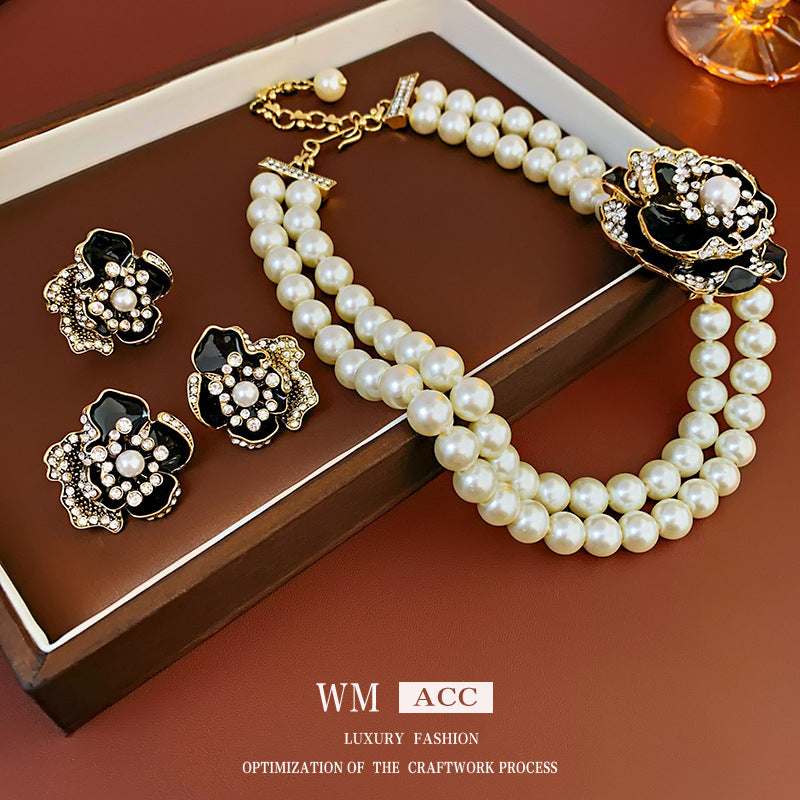 Vintage Floral Pendant Necklace with Rhinestone Inlay and Enamel Finish on Alloy Chain for Women