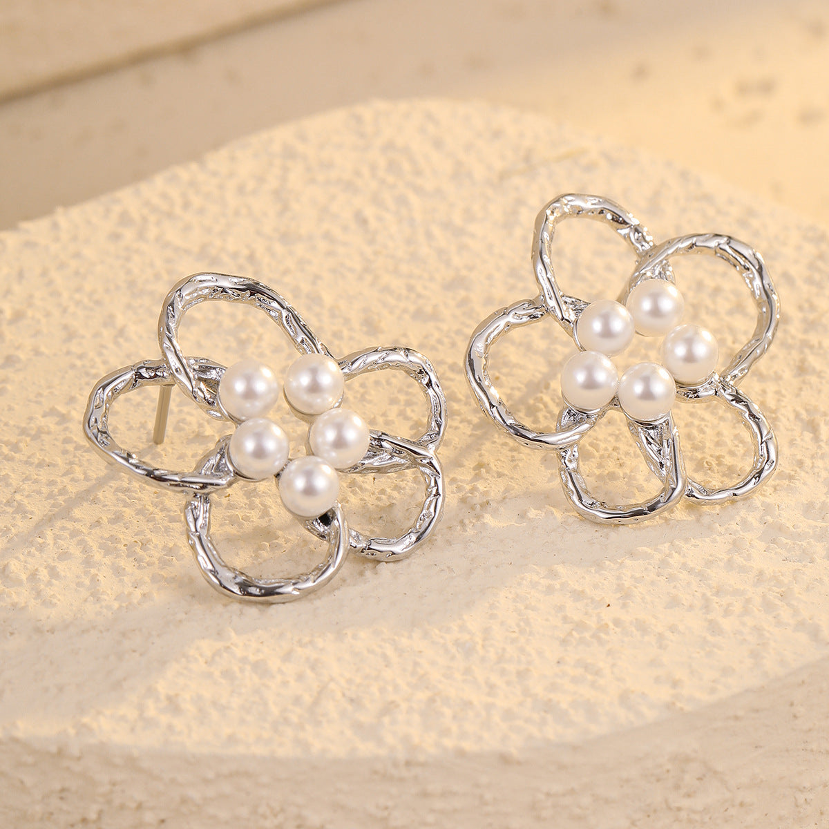Eleganti Orecchini da Donna in Acciaio Inossidabile con Trafori Floreali, Perle e Placcatura Oro