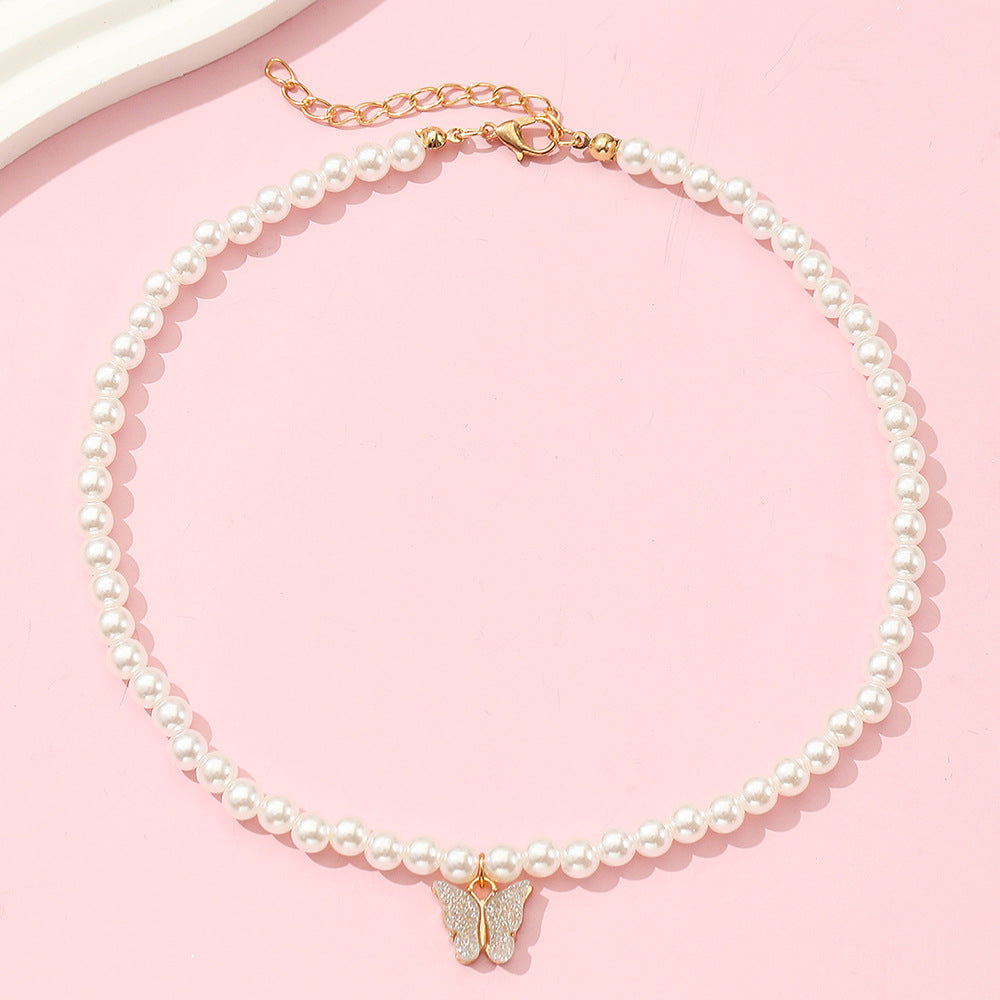 Collar minimalista con colgante de mariposa para niñas, de aleación de metal con cadena de perlas, longitud ajustable
