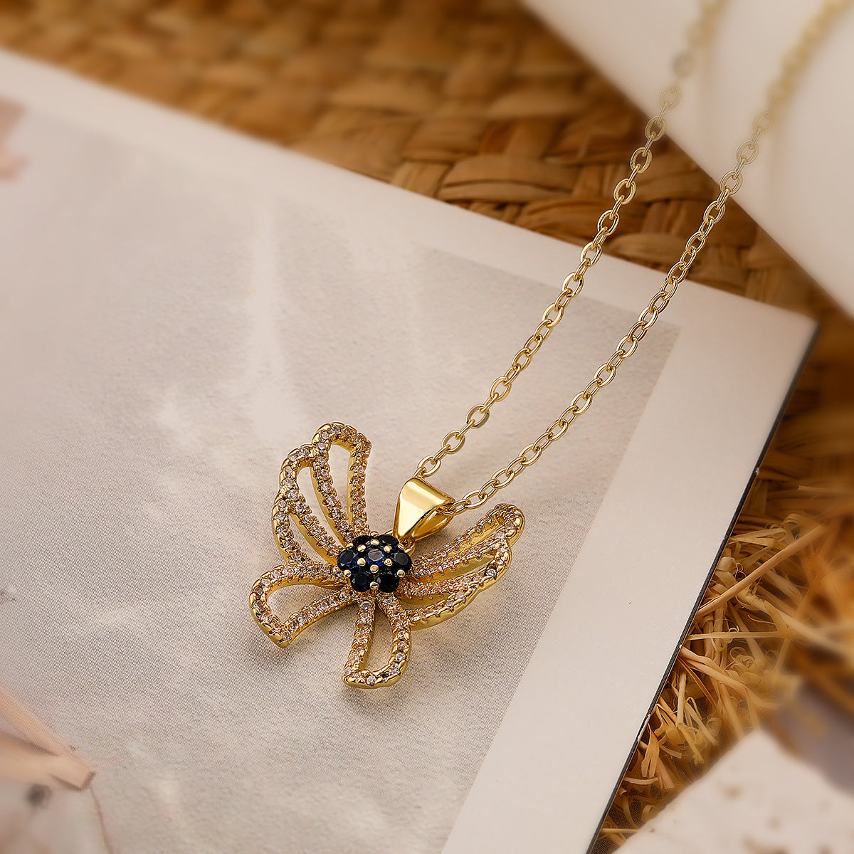 Collana con pendente a farfalla minimalista da donna con accenti di zirconi su catena in rame