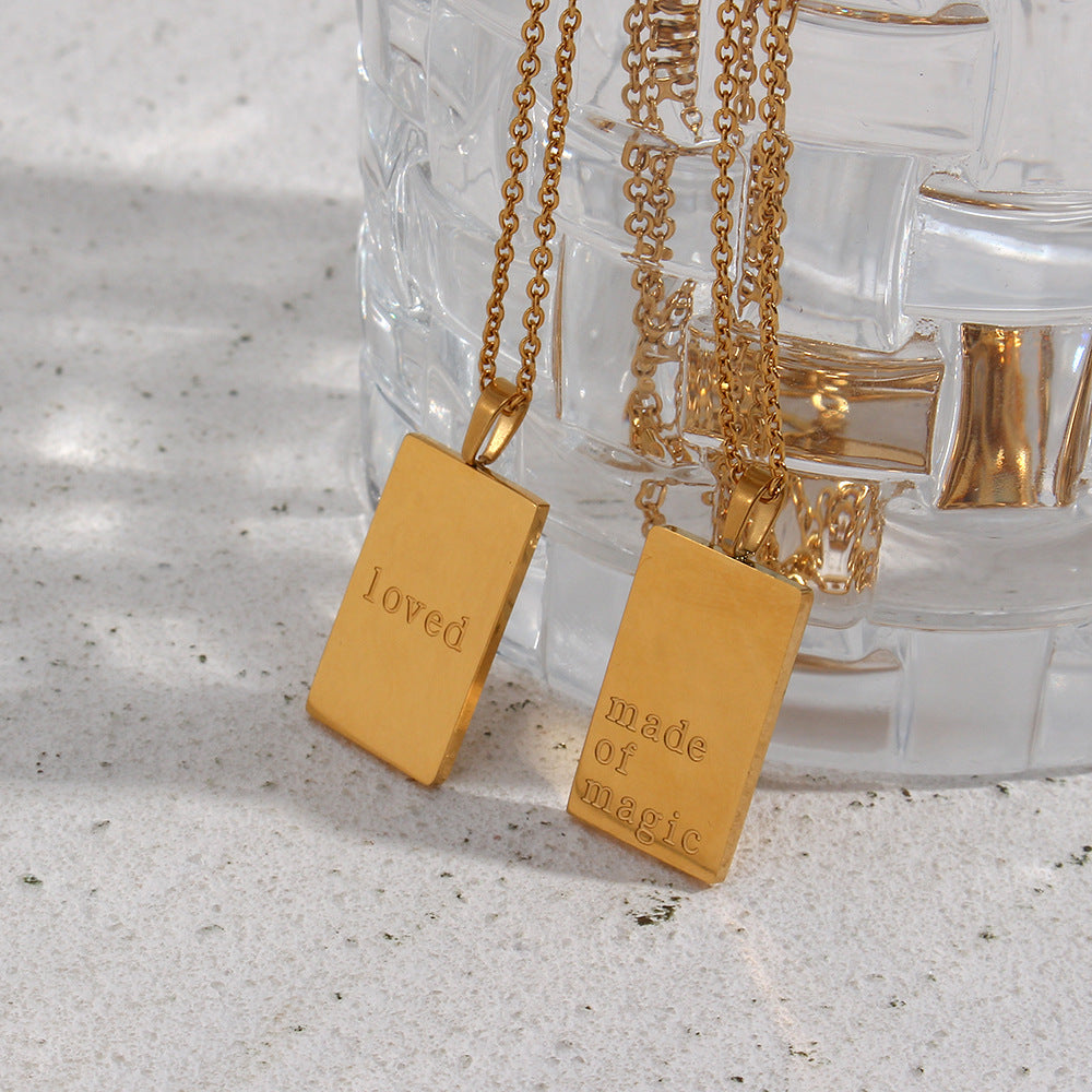 Collana con Pendente a Lettera Minimalista in Acciaio Inossidabile con Placcatura Sottovuoto in Oro 18 carati per Donna